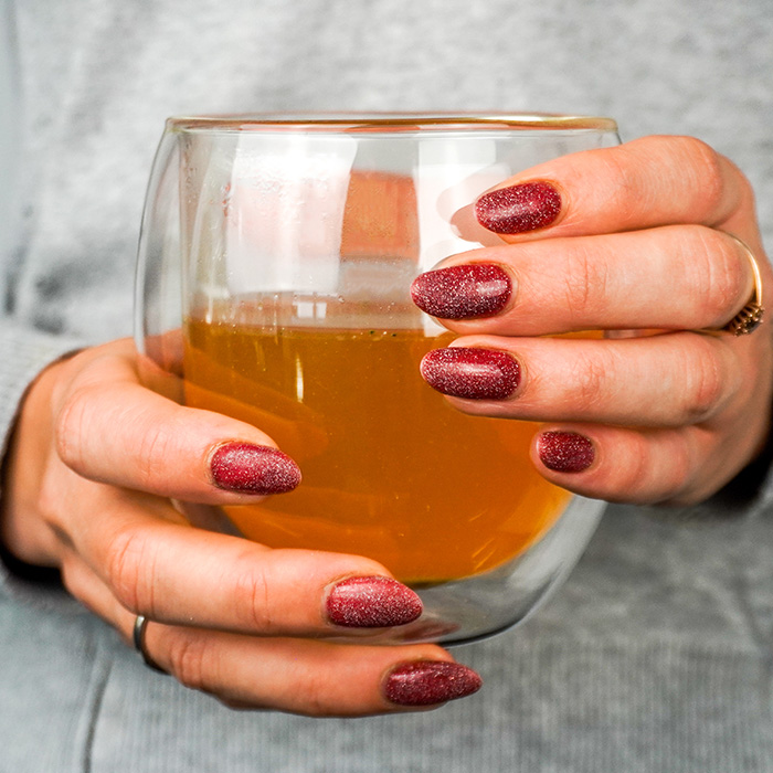 Eine Tasse BALANCE Trinkbouillon in den Händen