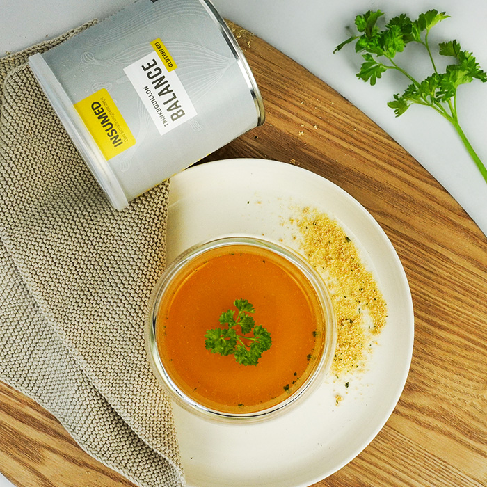 BALANCE Trinkbouillon: Dose, Tasse und Petersilie von oben