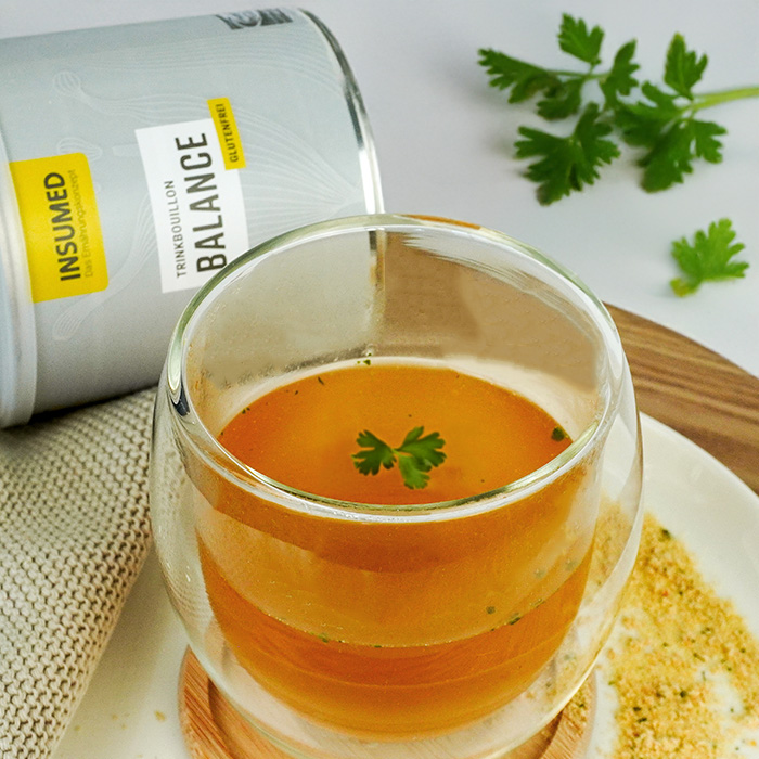 BALANCE Trinkbouillon in der Tasse, dahinter die Dose